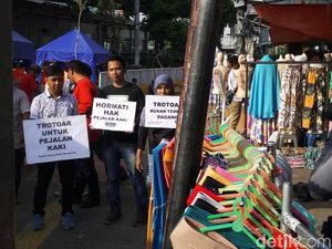 Koalisi Pejalan Kaki Protes Trotoar Tanah Abang Belum Steril