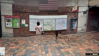 Seorang wanita terlihat mengapung dengan hanya setengah tubuhnya di sebuah stasiun kereta api di Amerika. (Foto: Dailymail)