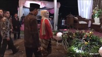 Jokowi dan Iriana langsung naik ke pelaminan untuk bersalaman dengan kedua mempelai dan orang tuanya. Foto: Biro Pers, Media dan Informasi Setpres