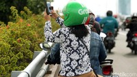 Di mana lajur timur difasilitasi untuk PKL dan lajur barat hanya boleh dilalui shuttle bus yang disiapkan Transjakarta, selain itu termasuk kendaraan pribadi, angkot, dan lain-lain tidak diperbolehkan masuk.