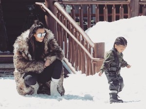 Kreatif! Kim Kardashian Buatkan Hot Dog Sushi untuk North dan Saint