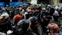 Para pengguna jalan yang setiap hari menggunakan rute Jl RA Kartini ke Pondok Indah, mengeluhkan kemacetan yang setiap hari terjadi akibat imbas dari proyek underpass itu.