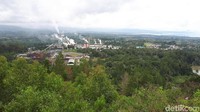 Warga setempat menyebutnya Simpang Pabrik karena di situ ada pabrik kelapa sawit dan dari Kecamatan Pulau Raja akan menyusuri jalan yang diapit perkebunan sawit sepanjang 21 kilometer. (Chaidir/detikTravel)