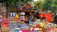 Jelang pergantian tahun sejumlah pedagang di Pasar Asemka, Jakarta, mulai menjajakan pernak-pernik khas untuk menyambut tahun baru 2018.