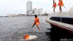 Semringahnya Anak-anak Muara Angke Mandi di Air Keruh