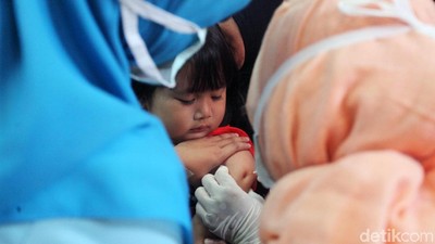 Lucu! Ekspresi Si Kecil Saat Imunisasi Difteri