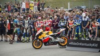 Keluarga besar MotoGP memberikan penghormatan terakhir untuk Nicky Hayden, juara dunia MotoGP 2006 yang menghembuskan napas terakhir pada 22 Mei akibat kecelakaan. (Foto: Mirco Lazzari gp/Getty Images)