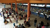 Para calon penumpang memenuhi ruang tunggu keberangkatan bus antar kota antar provinsi.