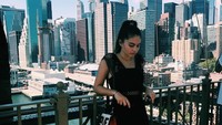 Yang kedua adalah model Prancis Thylance Blondeau. Masih berusia muda yakni 16 tahun, ia sudah keliling ke Amerika Serikat tepatnya di foto ini adalah lanskap Kota New York (Dok. Instagram/thylaneblondeau)