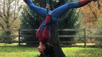 Memakai kostum spiderman, wanita ini sedang latihan aerial yoga. Postur tubuhnya cocok dengan sang tokoh pahlawan super yang suka bergelantungan terbaik. (Foto: Instagram/wingedwolfaerial