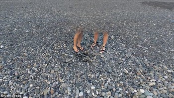 Kedua orang ini telah benar-benar terhapus kecuali kaki mereka yang terekam oleh Google. (Foto: Dailymail)