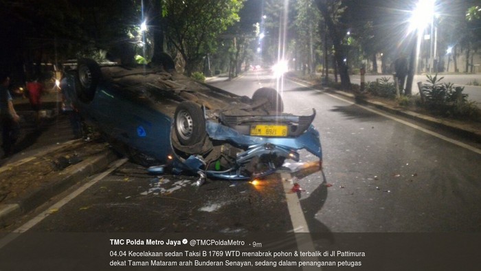 Taksi Terbalik Setelah Tabrak Pohon di Jalan Pattimura Jaksel