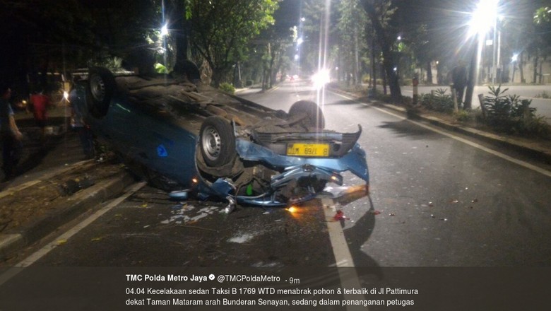 Taksi Terbalik Setelah Tabrak Pohon di Jalan Pattimura Jaksel Taksi Terbalik Setelah Tabrak Pohon di Jalan Pattimura Jaksel