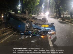 Taksi Terbalik Setelah Tabrak Pohon di Jalan Pattimura Jaksel