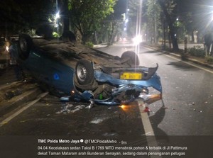 Taksi Terbalik Setelah Tabrak Pohon di Jalan Pattimura Jaksel