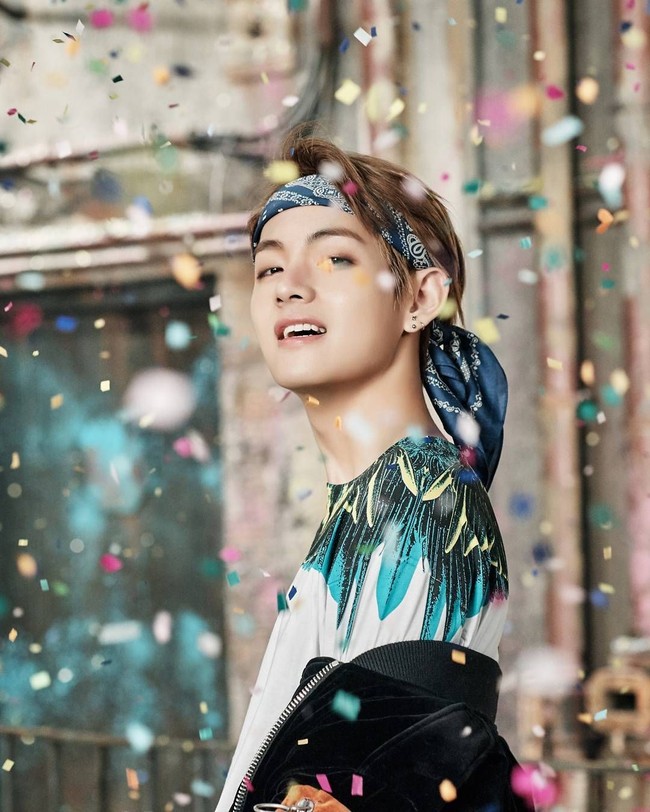 Kim Taehyung atau V BTS berada di tingakt pertama daftar 100 Asian Hearttrobs 2018. Taehyung asal Korea Selatan mengumpulkan total 3.041.030 suara di jajak pendapat online dan media sosial, sehingga memenangkannya dan mendapat gelar Ultimate Asian Heartthrob tahun 2018. Foto: Dok. Instagram/bts.bighitofficial