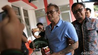 Tio Pakusadewo yang mulai menjalani proses rehabilitasi juga menjadi perhatian pembaca. Foto: Palevi S/detikHOT