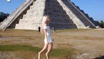 Wanita di foto ini terlihat seperti sosok dari film fiksi ilmiah. (Foto: Dailymail)