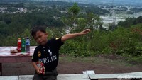 Bila sampai di pucak, istirahat sejenak di tepi jalan yang terjal. Ada warung di tepi jalan. Sembari menyeruput teh atau kopi, manjakan mata untuk menikmati pemandangan hijau nan membentang. (Chaidir/detikTravel)