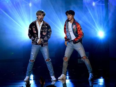 Foto: Gaya V BTS, Artis Korea yang Dinobatkan Jadi Pria Tertampan di Dunia