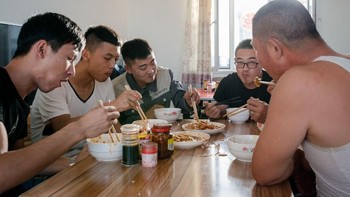 Mereka makan bersama. Foto: Quartz