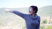 Selain liburan ke Phu Tuppel, Rky juga mampir ke Khao Kho Phetchabun yang berlokasi tidak jauh. Di sana Rky tampak senang melihat lembah hijau (@rky_thitiworada/Instagram)