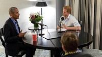 Pangeran Harry mewawancarai Obama dalam program BBC Today, salah satu siaran radio yang berpengaruh di Inggris. BBC via REUTERS/Handout.