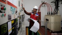 Petugas saat memeriksa Gardu Distribusi Senayan untuk persiapan jelang Asian Games 2018.