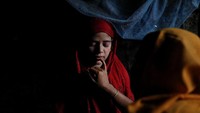 Keduanya berasal dari desa Foyra Bazar di kota Maungdaw yang dibakar oleh militer Myanmar. Damir Sagolj/Reuters.