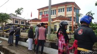 Warga banyak yang datang ke TKP pembunuhan. 