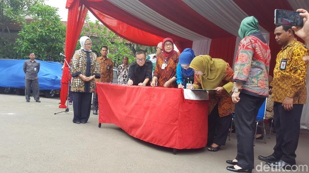 Kepala Badan Pengawas Obat dan Makanan (BPOM) Penny Kusumastuti Lukito (jilbab hijau)