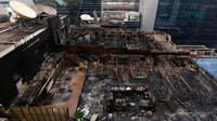 Kobaran api berasal dari sebuah restoran di lantai atas gedung. REUTERS/Danish Siddiqui.