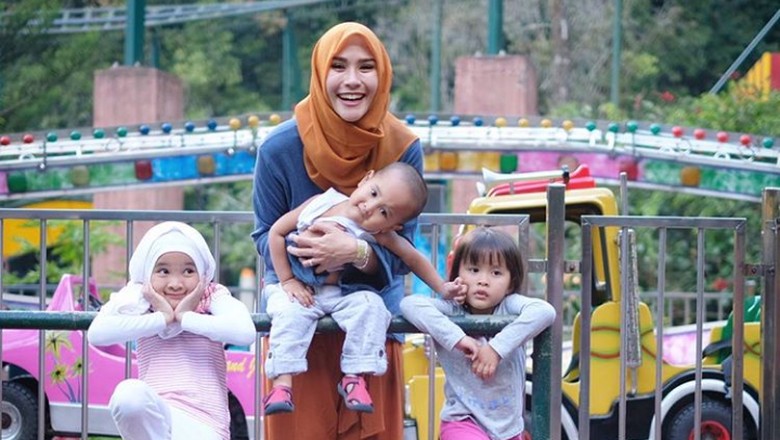 Hiks! Sedihnya Zaskia Mecca Saat si Kecil Dapat Vaksin Palsu (Foto: Instagram/ Istimewa) Hiks! Sedihnya Zaskia Mecca Saat si Kecil Dapat Vaksin Palsu (Foto: Instagram/ Istimewa)