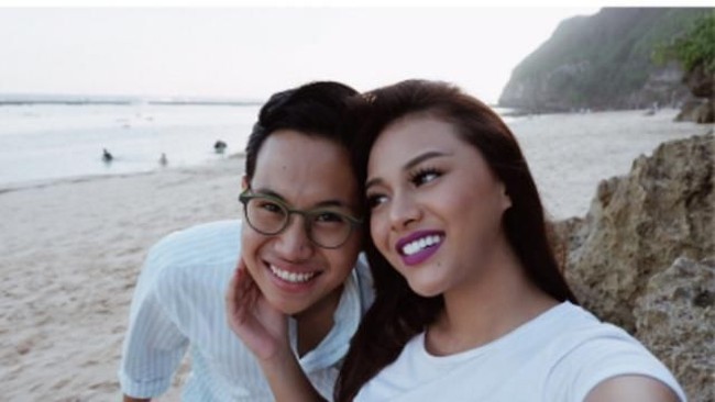 Aurel Hermansyah dan Rabbani Zaki sudah setahun ini menjalin asmara. Rabbani merupakan kakak kelas Aurel di SMU. Selama menjalin cinta, keduanya kerap memperlihatkan kemesraan di media sosial, terutama akun Instagram Rabbani. Dari foto-foto yang diunggah terlihat bahwa Rabbani adalah sosok pria romantis. Foto: Instagram