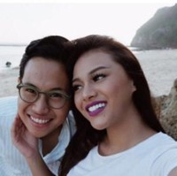 Aurel Hermansyah dan Rabbani Zaki sudah setahun ini menjalin asmara. Rabbani merupakan kakak kelas Aurel di SMU. Selama menjalin cinta, keduanya kerap memperlihatkan kemesraan di media sosial, terutama akun Instagram Rabbani. Dari foto-foto yang diunggah terlihat bahwa Rabbani adalah sosok pria romantis. Foto: Instagram