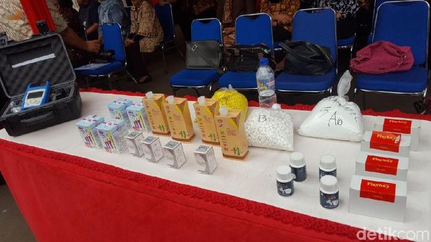 Sejumlah barang bukti dan kosmetik yang disita BPOM