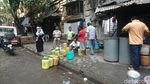 Foto: Melihat Orang India yang Mandi di Pinggir Jalan