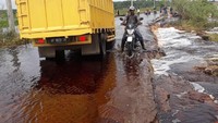 Saat semua pintu air dibuka, saya yakin luapan air di sungai akan berkurang saat musim penghujan dan dapat membagi aliran untuk mengurangi debit air di sungai Komering yang sudah meluap, sambung Husin.  Sementara itu, untuk memastikan kesehatan warga yang rumahnya terendam banjir dan terhambatnya akses jalan. Pemkab OKI juga telah mendirikan posko kesehatan, posko pengungsian sementara dan menyalurkan bantuan berupa sembako sejak 3 hari terakhir.  Sejauh ini untuk logistik dan kesehatan sudah aman, bantuan juga sudah kita salurkan pada warga yang rumahnya terendam banjir. Mudah-mudahan dalam waktu dekat bencana banjir yang merendam 9 Kelurahan dan 5 desa di kabupaten OKI akan dapat teratasi, kata Kasubbag Media dan Komunikasi Pemkab OKI, Adi Yanto.