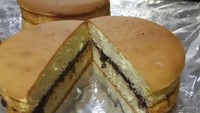 Di sela kesibukan, ternyata Inul masih menyempatkan diri untuk membuat kue bersama anaknya, Ivan. Hasilnya tampak menggoda ya? Foto: Instagram @inul.d