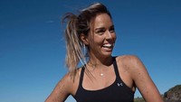 Sally Fitzgibbons tak lupa menjaga bentuk tubuh meskipun olahraga selancar dilakukan di air. (Foto: instagram/sally_fitz)