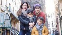 Bunga Zainal mengajak serta anak-anaknya. Remaja putri yang berada di sampingnya adalah anak Sukhdev Singh. Selain jadi ibu dari dua putranya, Bunga menjadi ibu sambung sekarang ini. Akrab ya! Foto: Bunga Zainal / Instagram@bungazainal05