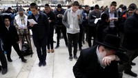 Mereka meyakini itu menjadi salah satu cara agar diberi hujan. Foto: REUTERS/Ronen Zvulun