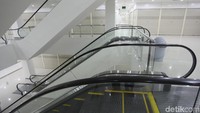  Di lokasi pasar yang baru ini juga tersedia lahan parkir yang mampu menampung 340 unit kendaraan. Bangunan pasar juga sudah sesuai standar nasional indonesia (SNI) yang dilengkapi fire sprinklers, hydrant air, dan CCTV.  Foto: Lamhot Aritonang