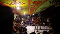 Mereka saling mengenal dari sebelum melarikan diri dari Myanmar dan berencana untuk menikah namun baru berhasil melakukannya hanya sekarang, saat di pengungsian. Damir Sagolj/Reuters.
