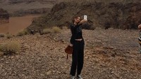 Yang sedang menikmati panorama Grand Canyon adalah artis Korea, Nana. Ia personil girl band After School yang berhasil menjadi 5 besar (Dok. Instagram/jin_a_nana)