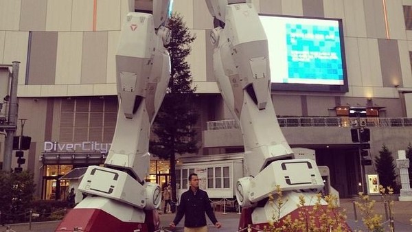 Foto: Tak ketinggalan, Fedi juga berpose di depan patung Gundam raksasa di Odaiba, Tokyo, Jepang. (Instagram/Fedi Nuril)