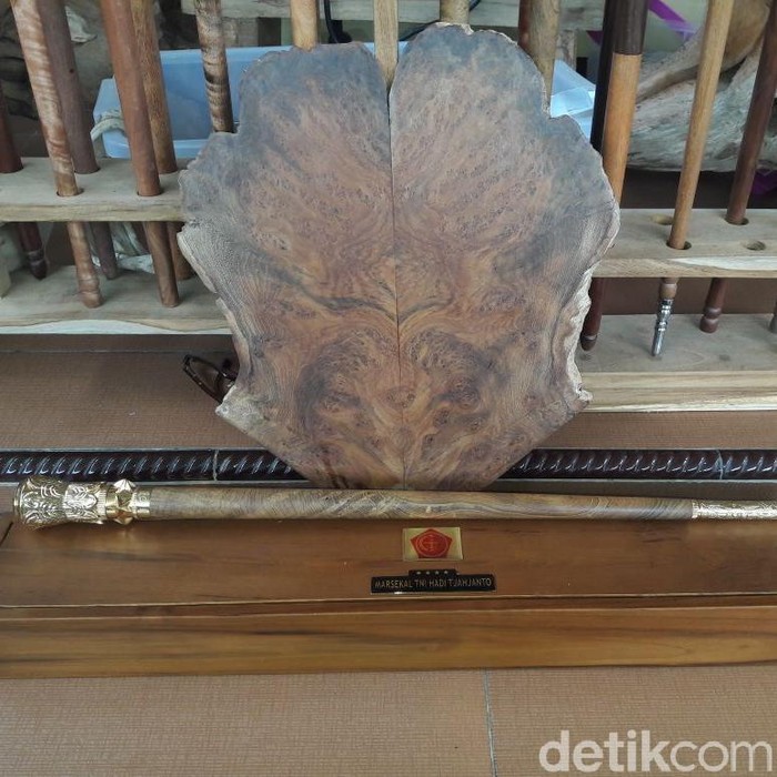 Tongkat Komando untuk Panglima Hadi, Dipesan Seorang Kenalannya