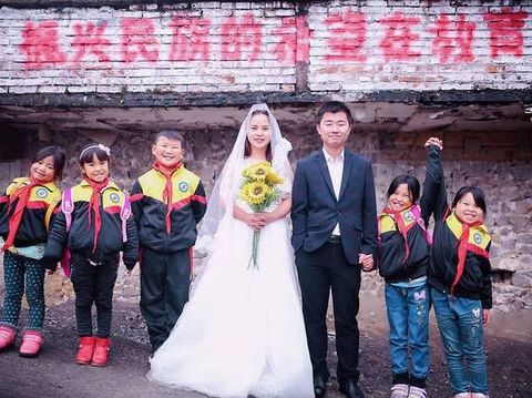 Kisah Inspiratif dari Wanita yang Foto Prewedding dengan Anak-anak Terlantar