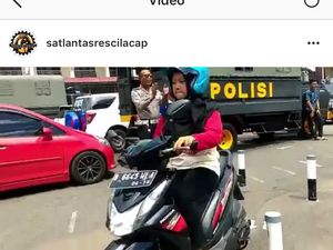 Lihat Nih, Cewek Aja Lancar Ujian Praktik Bikin SIM