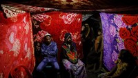 Saddam Hussein (23) dan Shofika Begum (18) melangsungkan pernikahan di kamp pengungsian di Coxs Bazar, Bangladesh, 11 December 11, 2017 lalu. Damir Sagolj/Reuters.